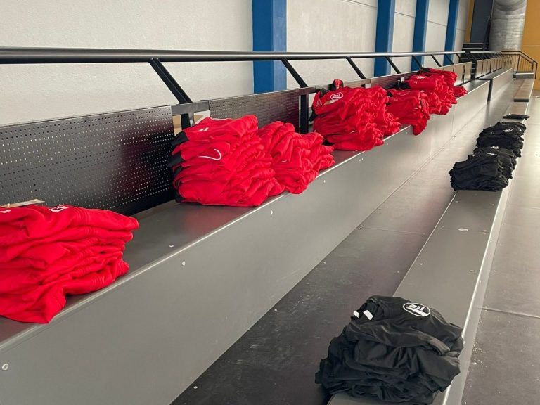 Rote und schwarze Textilien auf einer Tribüne der Hexenturmhalle